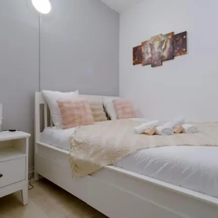 Appartement Max Dormoy, Bus And Square Parijs